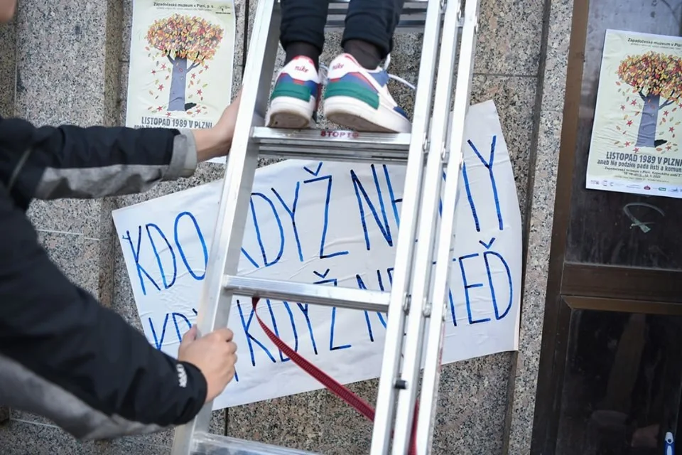 Bývalý dům KSČ v Plzni polepili studenti plakáty jako v roce 1989.