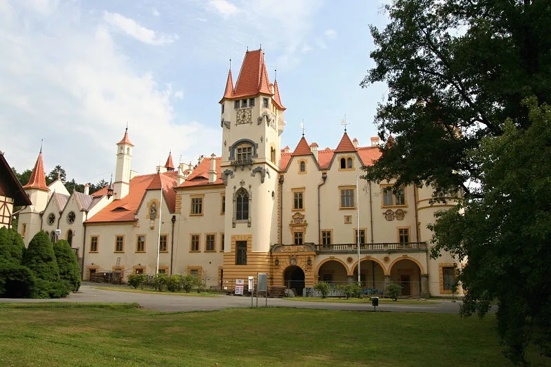 Realitní kancelář prodává romantický zámek Žinkovy na Plzeňsku.