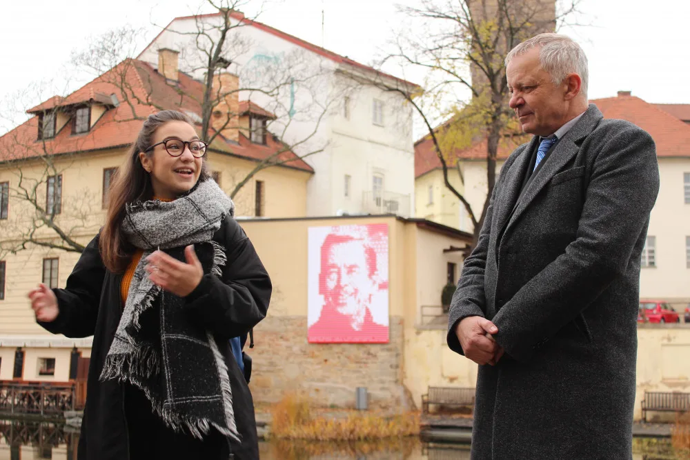 Autorka obrazu Tereza Fialová a rektor ZČU Miroslav Holeček.