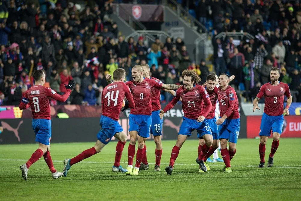 Fotbalisté po obratu porazili Kosovo 2:1 a postoupili na Euro.
