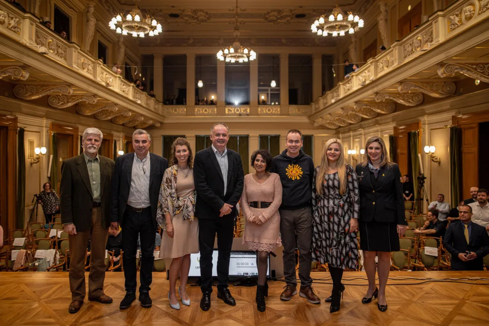Potlesky ve stoje pro pokoru a lidskost. Z vedení firem zatím nezmizely!.