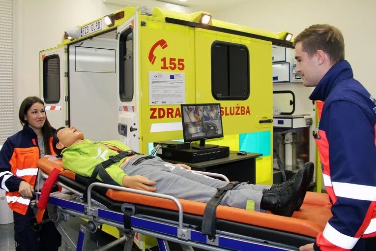 Zdravotničtí studenti v Plzni mají simulátor sanitky.