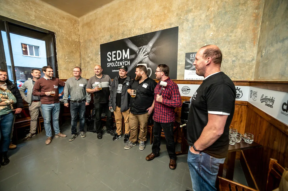 Sedm sládků spojilo síly. Výsledkem je ležák z unikátního chmele.