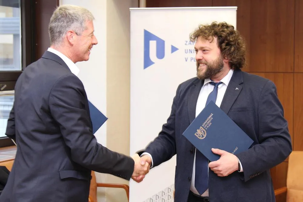 CFO BMW Roland Krause (zleva)  a děkan FST ZČU Milan Edl.