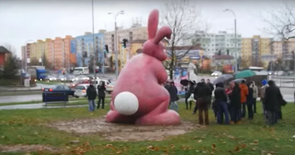 Občané Plzně-Lochotína rozhodli, že chtějí sochu růžového králíka.