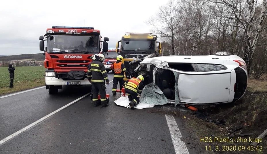 Průjezd zrádnou zatáčkou za Chválenicemi nezvládl další automobil
