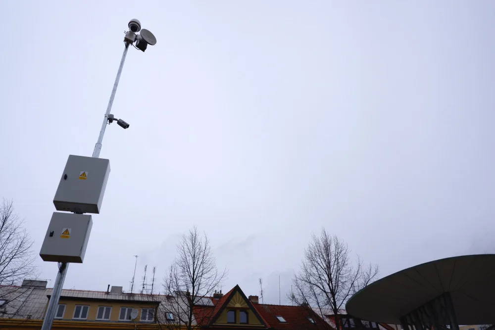 Sloup v Habrmanově parku, na který bude umístěn nový hotspot pro Wi-Fi zdarma