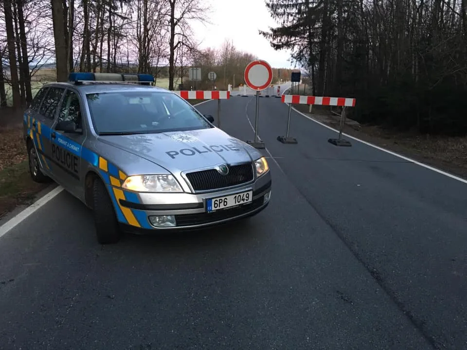 Policejní vůz blokuje uzavřený přechod Broumov