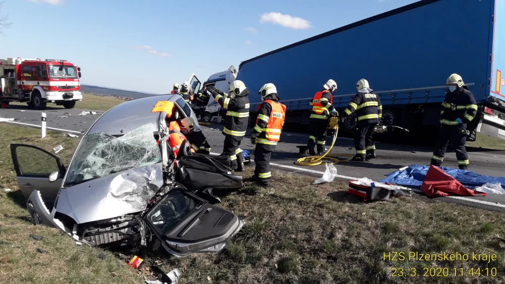 Při nehodě na Domažlicku se srazil osobák s náklaďákem