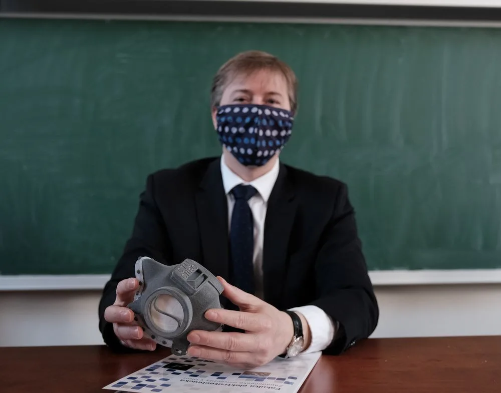 Děkan Zdeněk Peroutka představuje nový respirátor