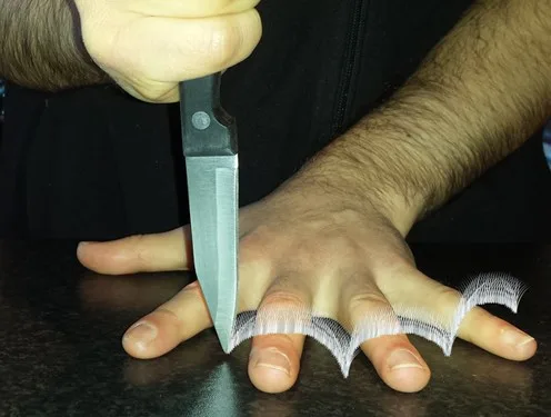Knife_game_20131225_131651 Wikimedia