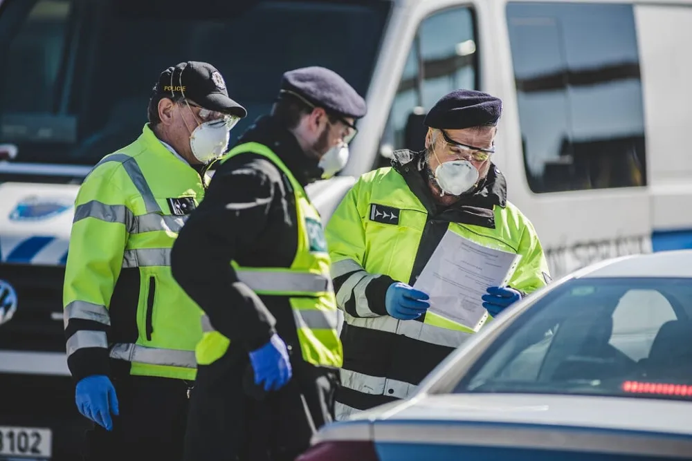 Policisté na hranici kontrolují automobil s pendlery na cestě do práce