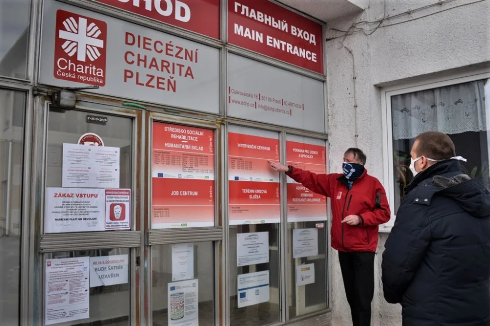 Ředitel Jiří Lodr seznamuje primátora Plzně se situací v Diecézní charitě Plzeň  