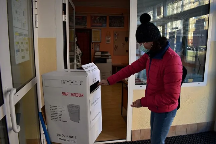 Rodiče budoucích prvňáčků přicházeli postupně a přihlášky ve škole vhazovali do boxu