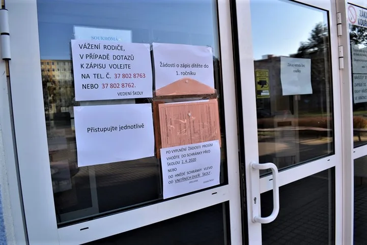 Rodiče budoucích prvňáčků přicházeli k zápisům bez dětí, přihlášky vhazovali do boxu