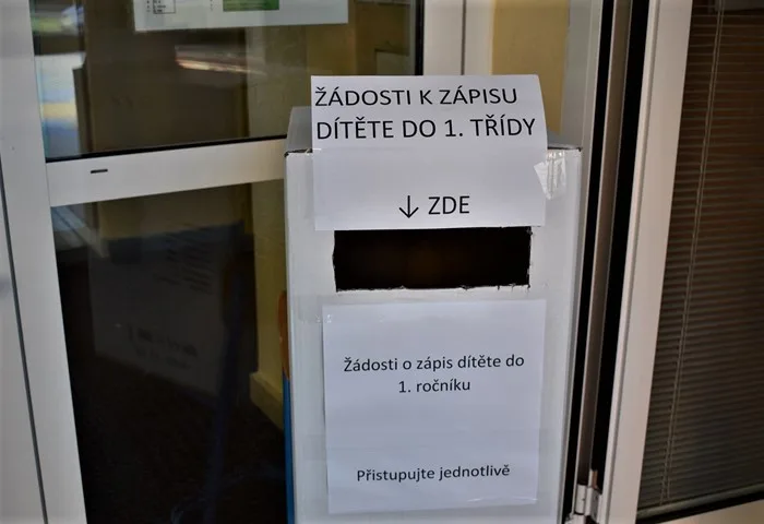 Rodiče budoucích prvňáčků přicházeli k zápisům bez dětí, přihlášky vhazovali do boxu