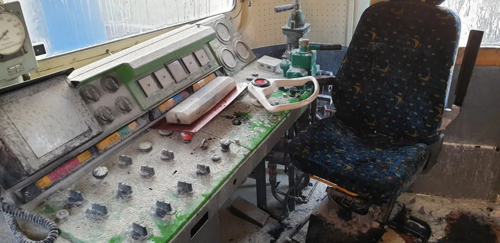 Takto vypadala kabina strojvedoucího po uhašení požáru ve stropní části