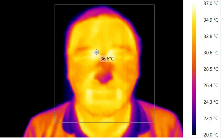 Termogram obličeje člověka, který se pohyboval ve vnitřním prostředí pokojové teploty