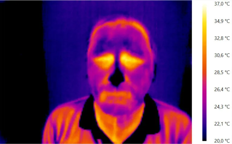 Termogram obličeje člověka, který přichází z vnějšího prostředí