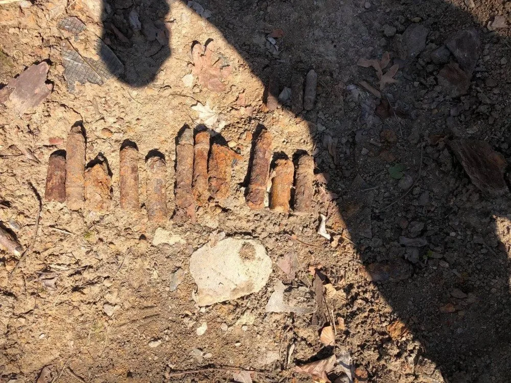 V zemi se ukrývaly stovky nábojů z druhé světové války