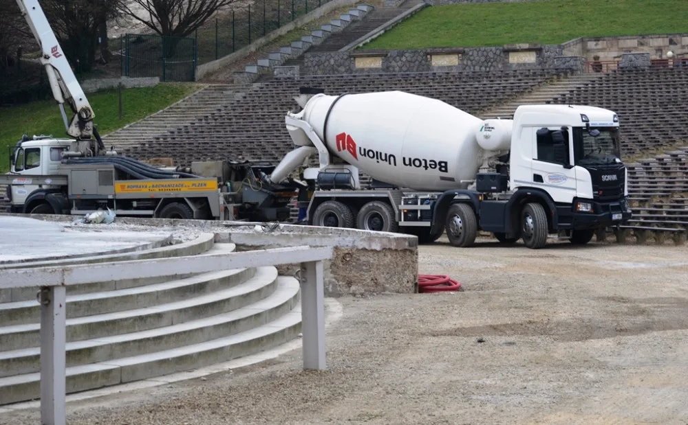Obří pódium lochotínského amfiteátru prochází rekonstrukcí za šest milionů