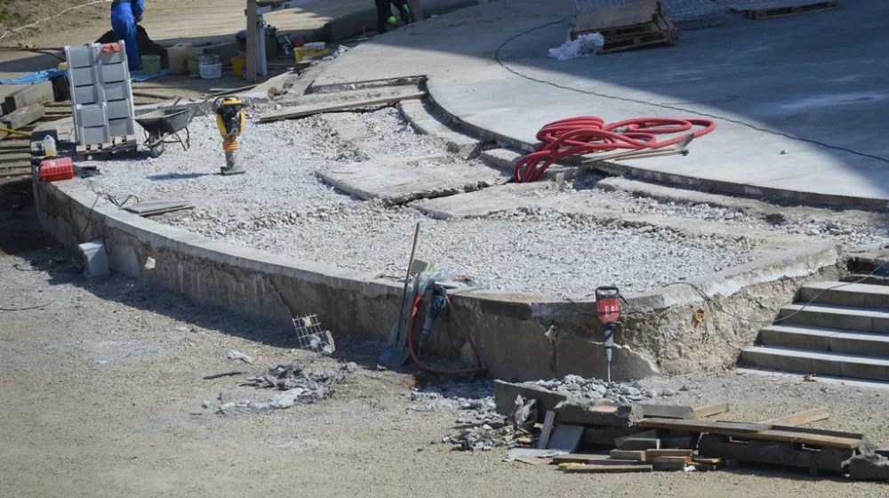 Obří pódium lochotínského amfiteátru prochází rekonstrukcí za šest milionů