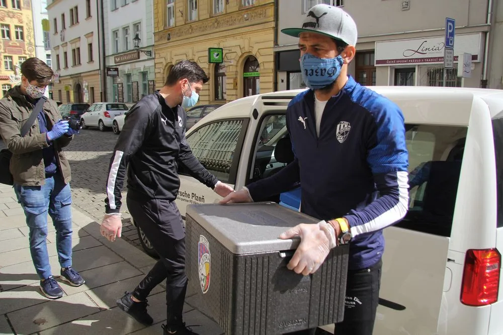 Viktoriáni v akci mimo hřiště, rozváží obědy strážníkům městské policie v Plzni
