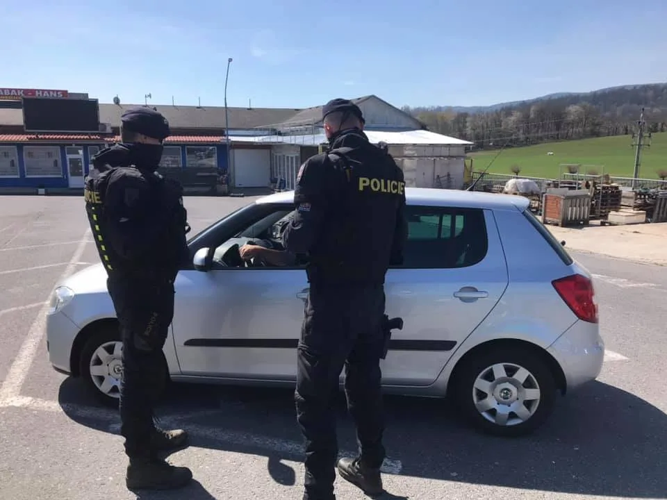 Policisté kontrolují pendlery při jejich protestní akci na přechodu Folmava