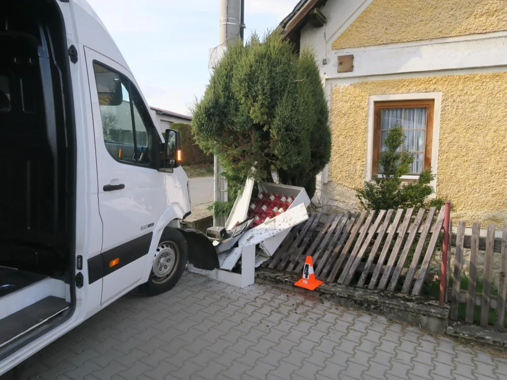 Dodávka po samovolném rozjetí zdemolovala rozvodnou skříň i plot domu