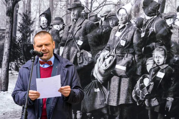 Primátor Plzně Martin Baxa četl jména obětí holocaustu před fotografií plzeňských Židů připravených k prvnímu transportu