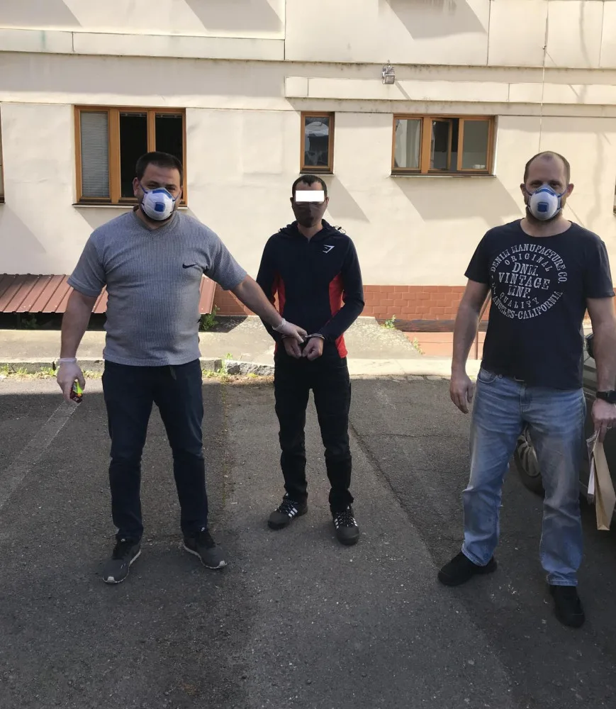 Policisté eskortují zadrženého cizince