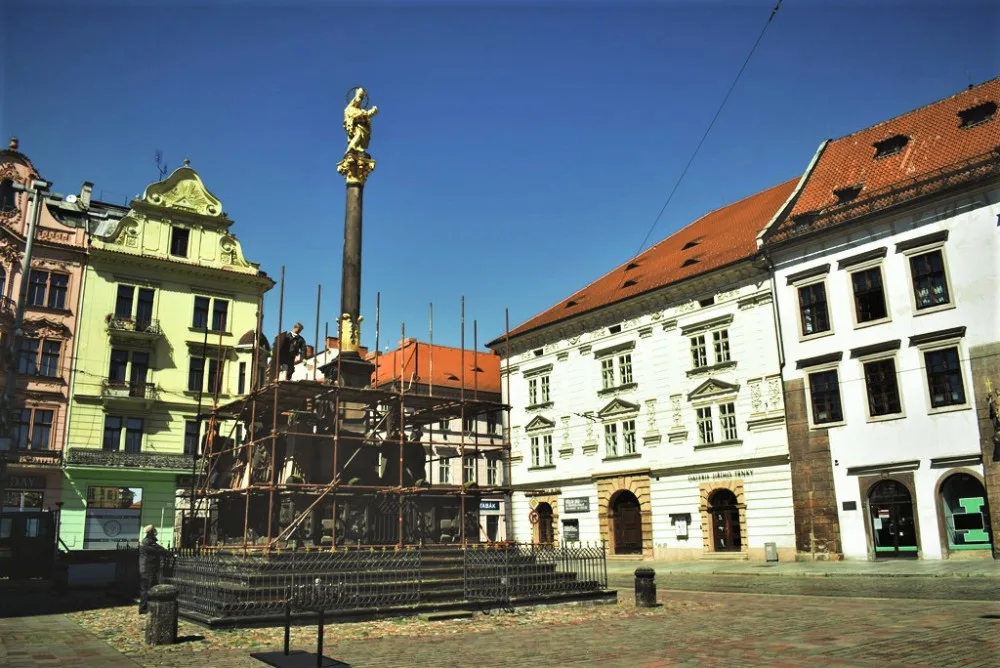 Mariánský sloup už obklíčilo lešení