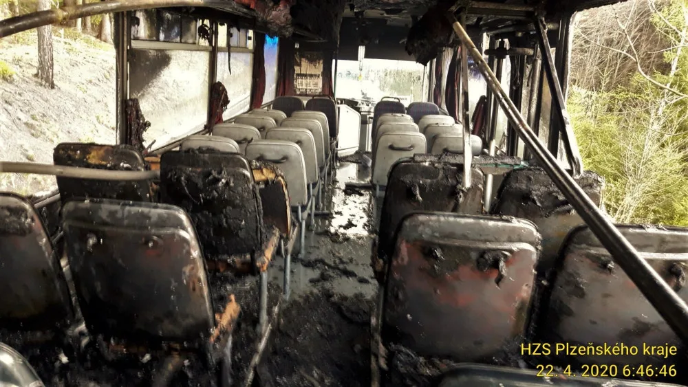 Uvnitř interiéru autobusu plameny zničily několik řad sedaček