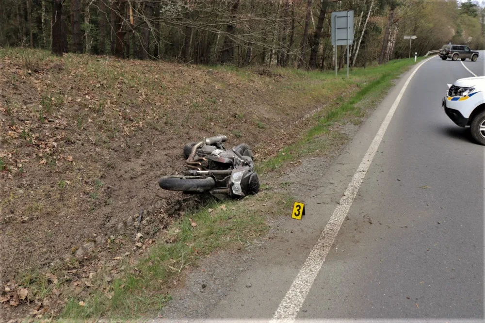 Motorka zůstala po střetu se srncem ležet v příkopu