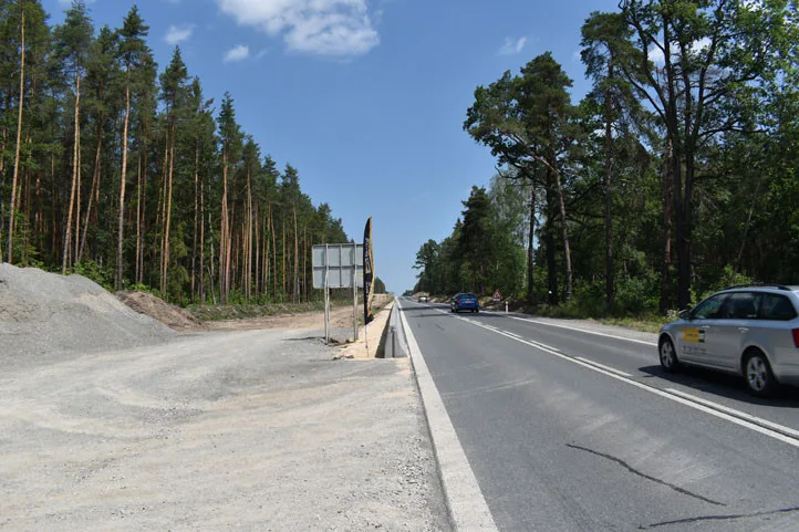 Tato komunikace se rozšiřuje na čtyři pruhy, překlene ji lávka, která povede i přes železniční trať