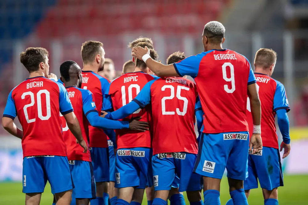 Snížení platů až o 30 procent ohlásilo vedení FC Viktoria Plzeň pro hráče i vedení klubu