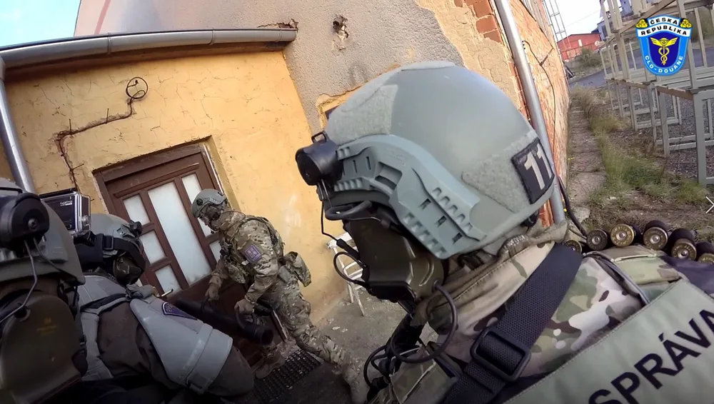 Zásah proti gangu výrobců nelegálních cigaret
