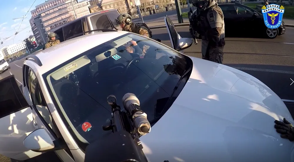 Obří akce policie a celníků! Rozprášili mezinárodní gang výrobců nelegálních cigaret