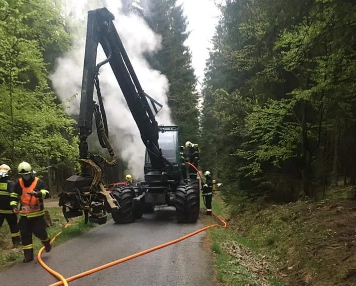 Harvestor hořel na lesní silnici v oblasti CHKO Brdy