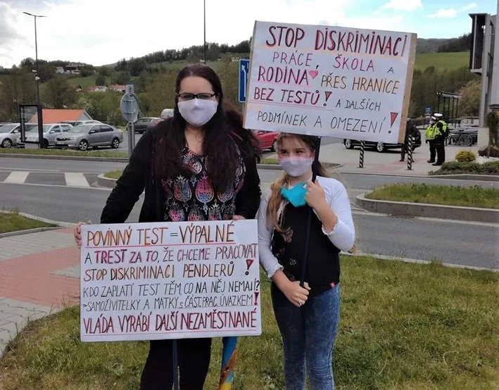 Pendleři na hraničním přechodu Folmava protestují proti povinné platbě za testy na koronavirus