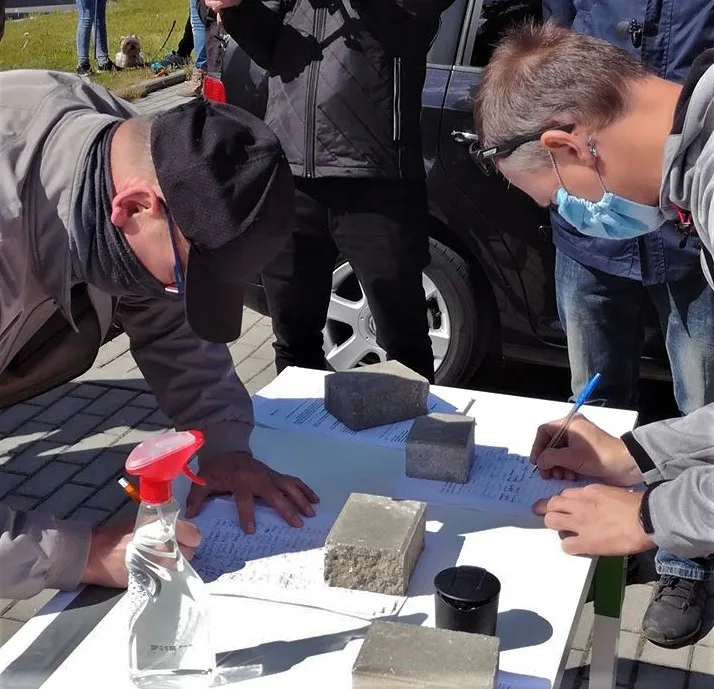 Pendleři na přechodu Folmava protestují proti povinné platbě za testy na koronavirus