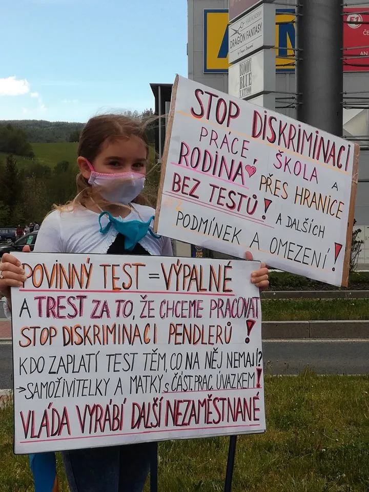Pendleři na přechodu Folmava protestují proti povinné platbě za testy na koronavirus