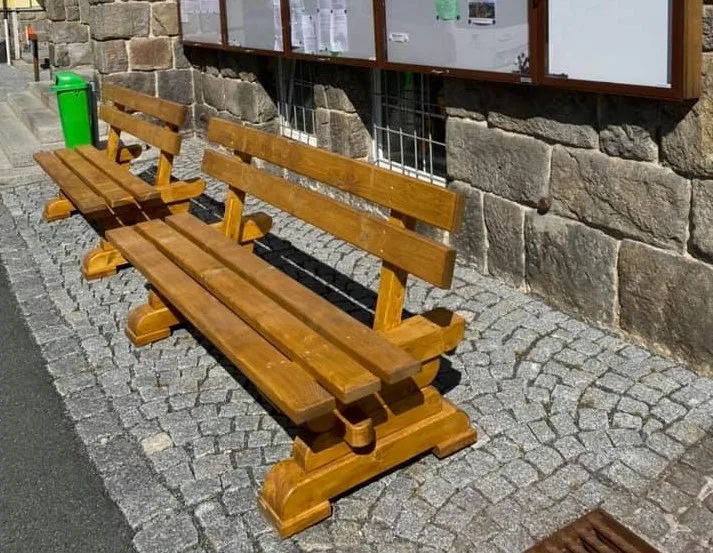 Lavičky vyrobené z kůrovcového dřeva teď zdobí centrum Železné Rudy