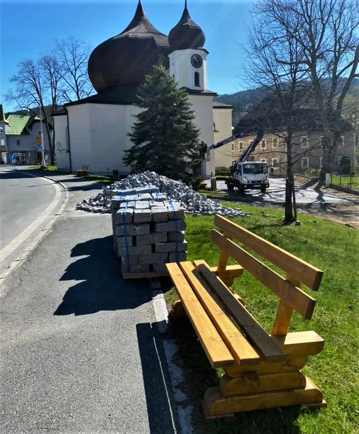 Lavičky vyrobené z kůrovcového dřeva zdobí centrum Železné Rudy