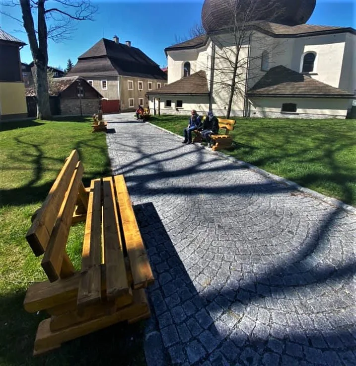 Lavičky vyrobené z kůrovcového dřeva zdobí centrum Železné Rudy