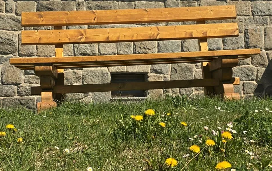Lavičky vyrobené z kůrovcového dřeva zdobí centrum Železné Rudy