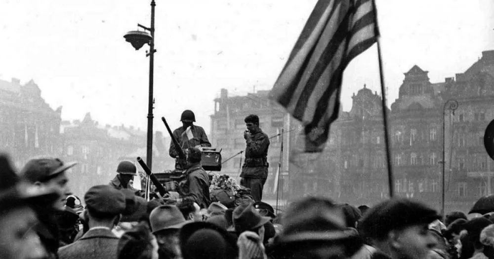 Američané po příjezdu na náměstí Republiky