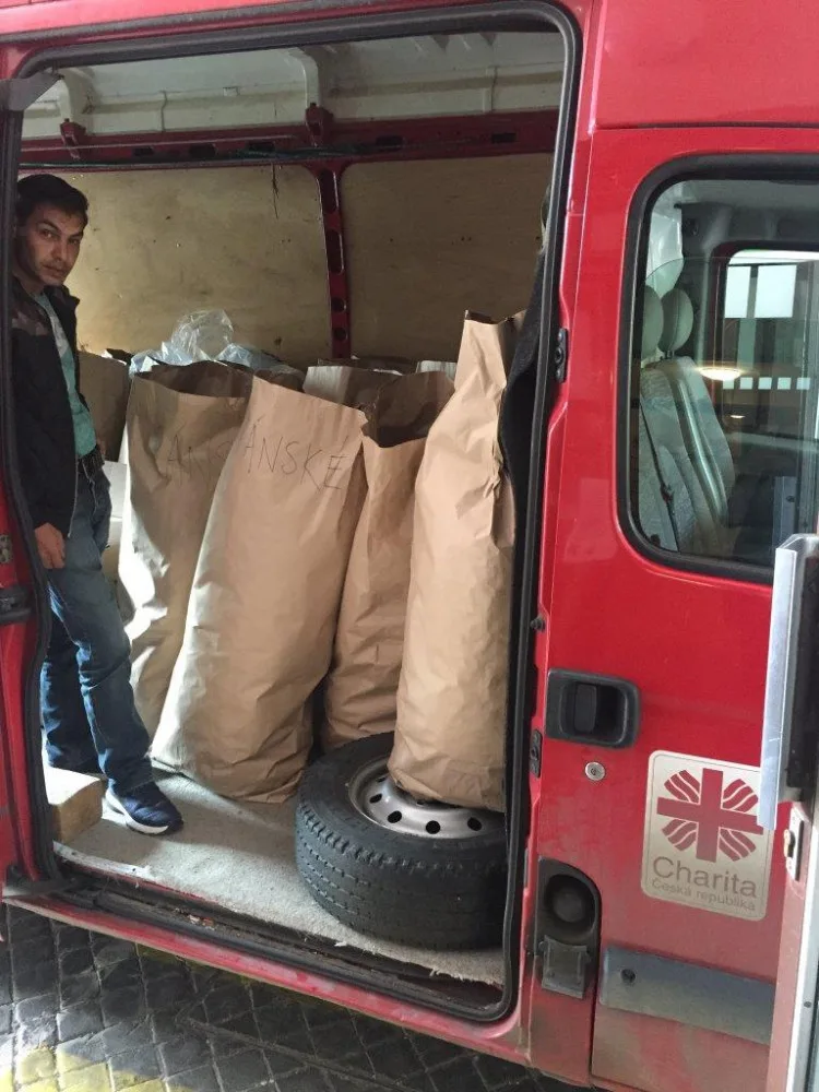Úředníci z města uklidili své šatníky a naplnili humanitární sklad Diecézní charity Plzeň