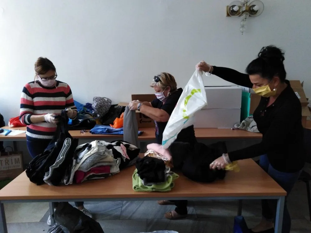 Úředníci z města uklidili své šatníky a naplnili humanitární sklad Diecézní charity Plzeň