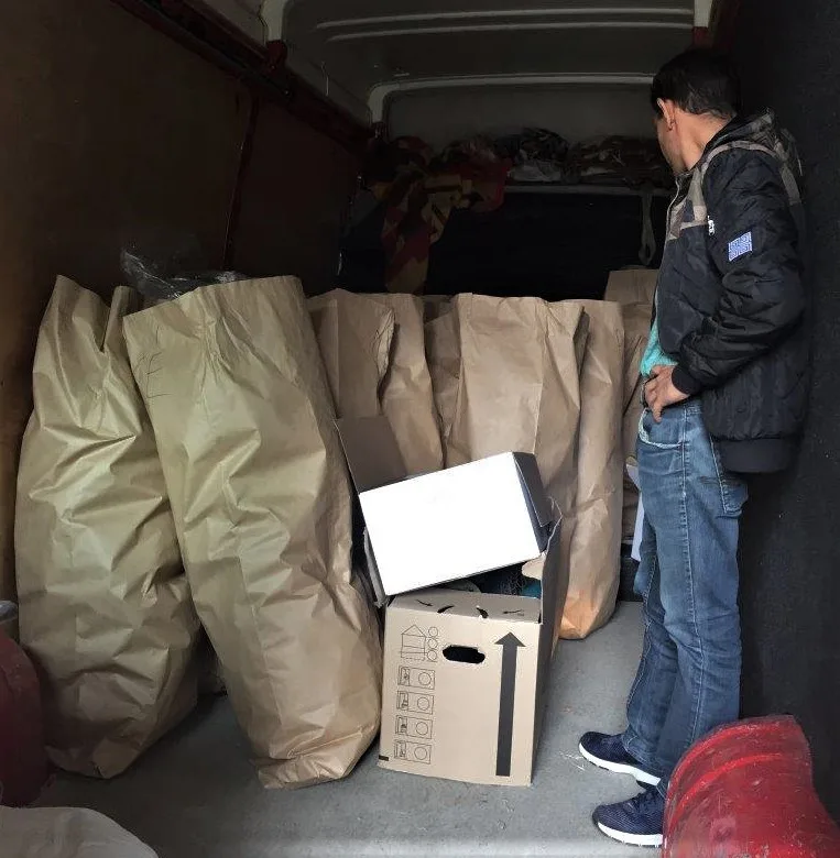 Úředníci z města uklidili své šatníky a naplnili humanitární sklad Diecézní charity Plzeň